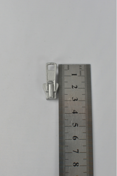 ZIP104  銀色金屬拉鏈頭 45度照